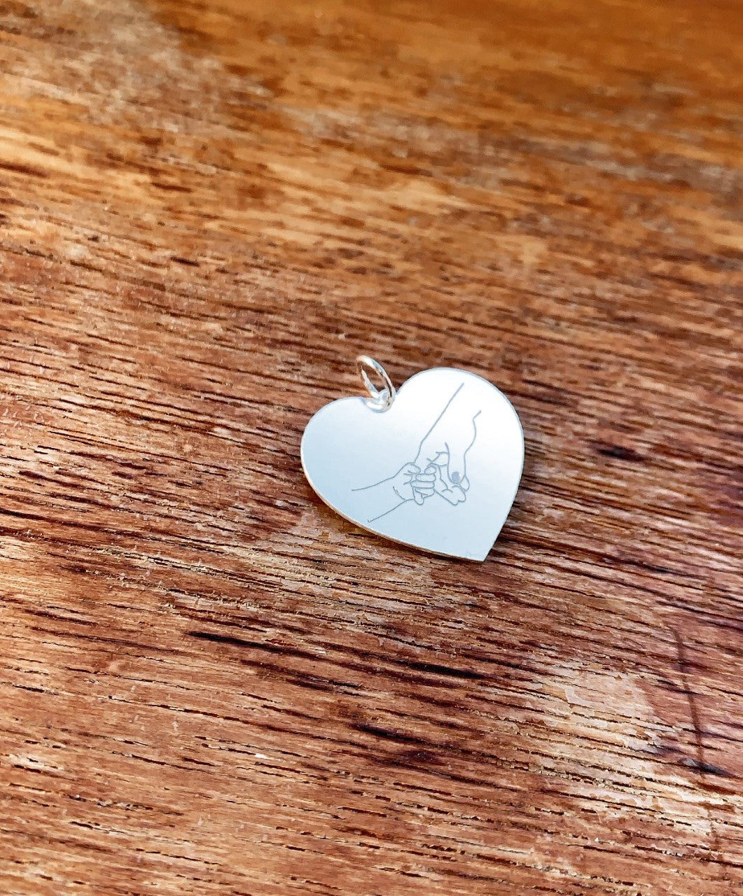 Medalhinha coração c/ Mãos