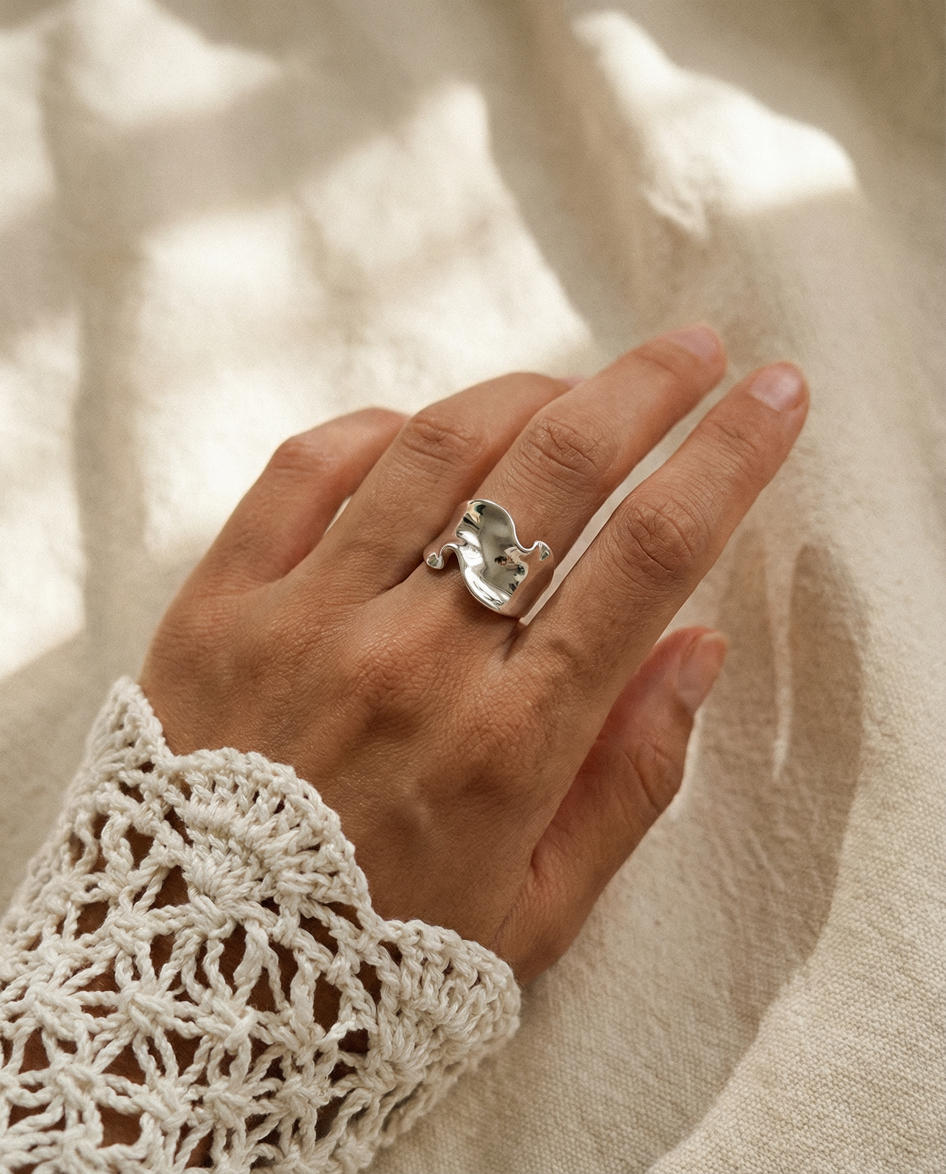 Anel largo saliências