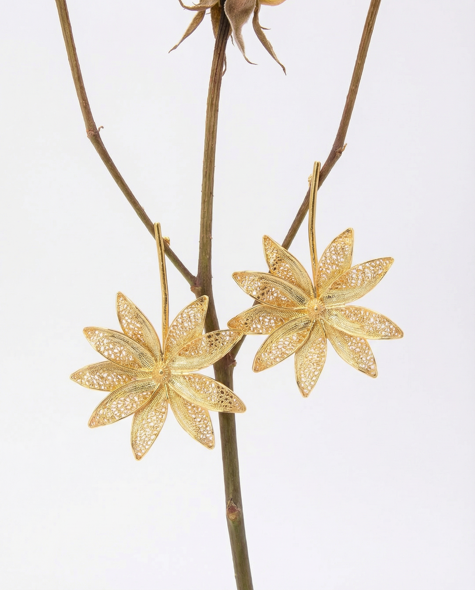Brincos filigrana flor invertida