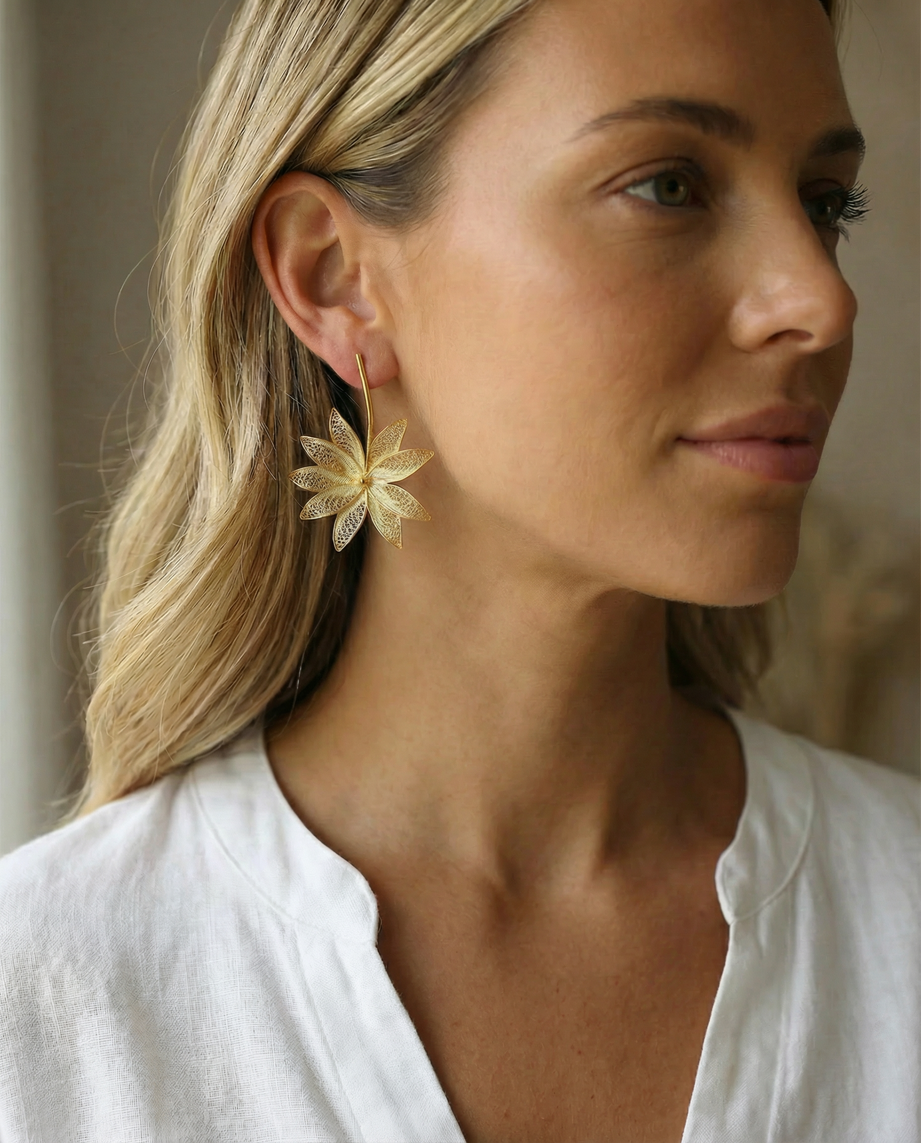 Brincos filigrana flor invertida