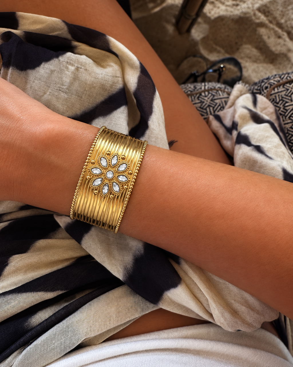 Escrava larga com pedras boho