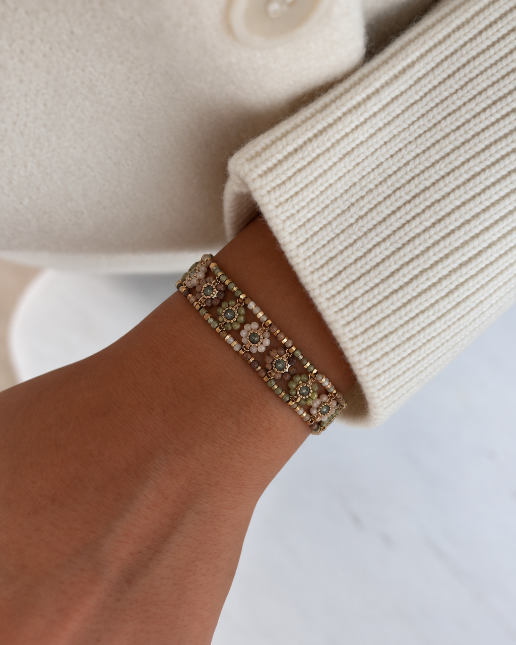 Pulseira flores em missangas